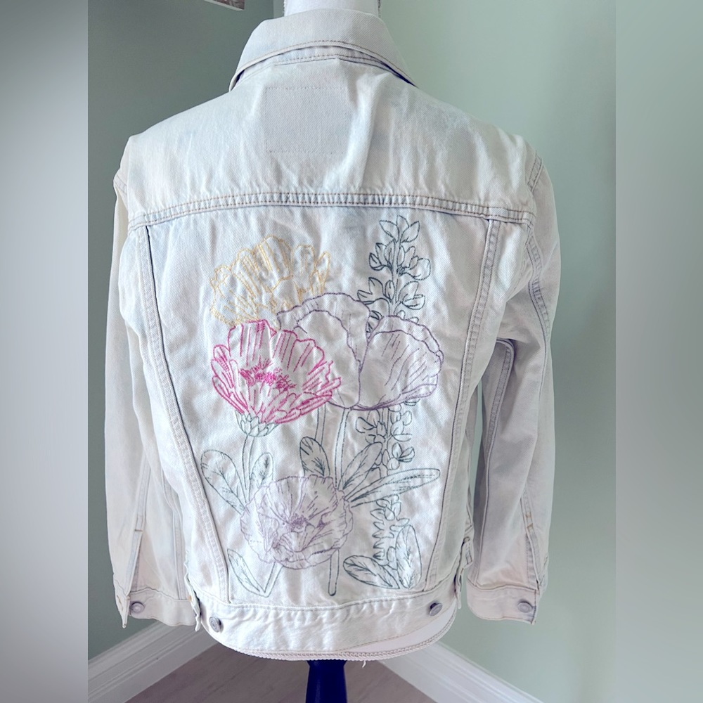 NWT Levi’s Ex-Boyfriend Trucker Jacket in Light Washed Blue Size Small